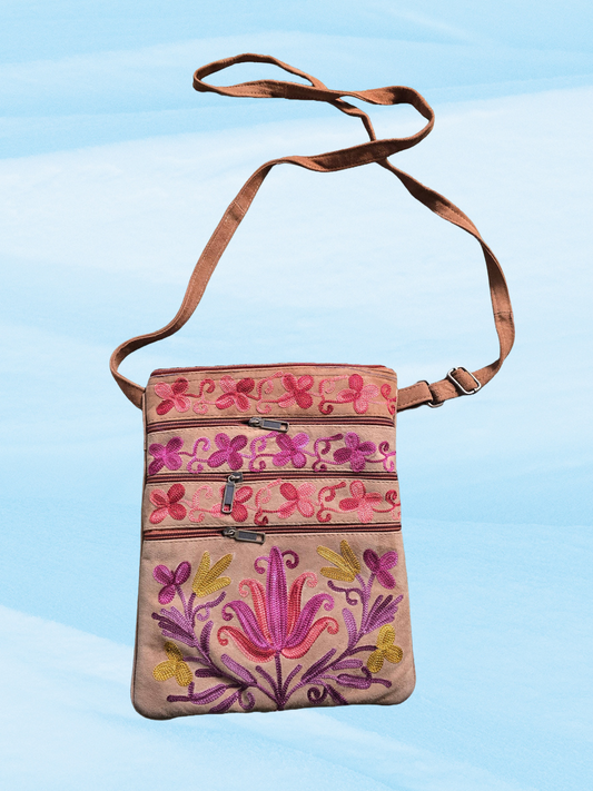 Sac à bandoulière en toile brodée de motifs floraux